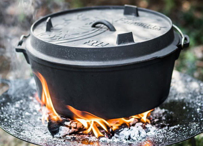 Litinové nádobí a vybavení pro vaření na ohni